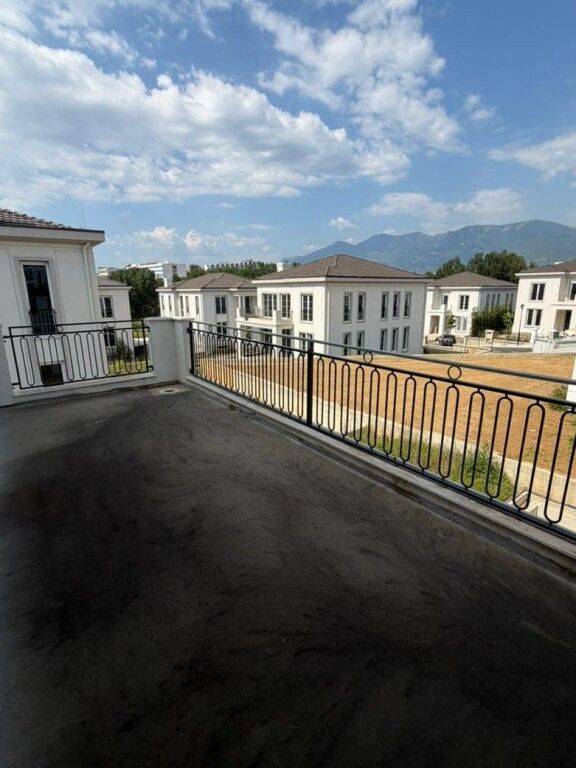 Villa with pool for sale rolling hills 2