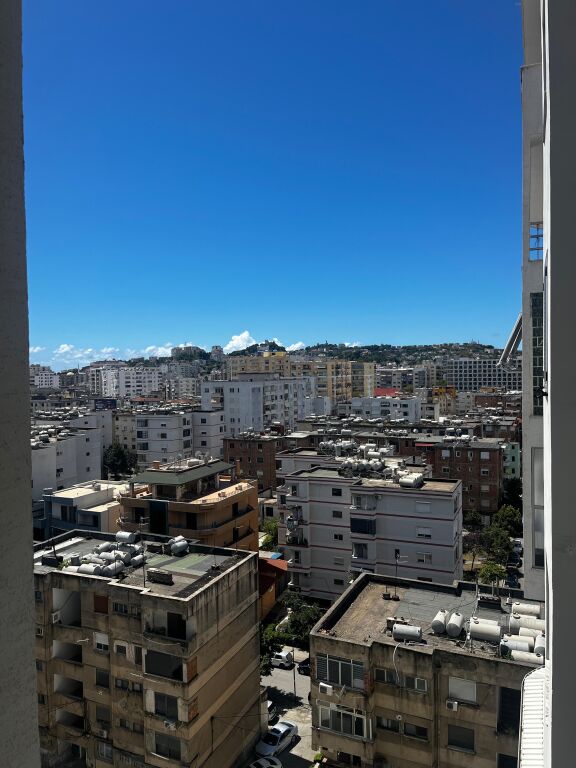 Per qira Apartament 2+1 perballe stacionit te Trenit-Jedas, Durres.