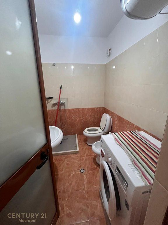 Shitet apartament 2+1 në zonën e misto mame