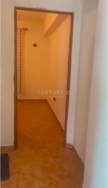 Jepet me qira afatgjatë kati i parë i një shtëpie private, i pozicionuar në Rrugën Kel Kodheli, në një zonë të qetë dhe të aksesueshme të Tiranë, me lidhje të mirë me rrugët kryesore të qytetit dhe pranë faciliteteve të nevojshme për jetesën e përditshme. Prona është e përshtatshme për banim familjar dhe për persona që kërkojnë qetësi, privatësi dhe komoditet. Detajet e pronës: Tipologjia: 2+1 Kati i parë i shtëpisë private Qira afatgjatë Ambient i qetë dhe familjar Akses i lehtë me transportin urban dhe shërbimet kryesore Për më shumë informacion ose për të organizuar një vizitë në pronë, ju lutemi të na kontaktoni.