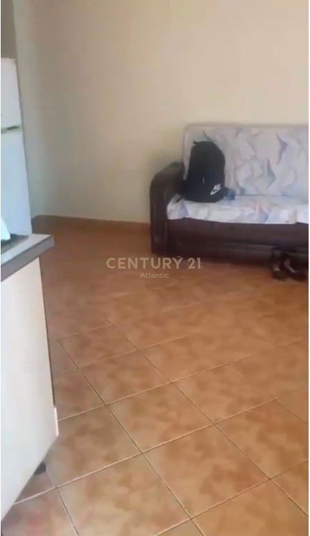 Jepet me qira afatgjatë kati i parë i një shtëpie private, i pozicionuar në Rrugën Kel Kodheli, në një zonë të qetë dhe të aksesueshme të Tiranë, me lidhje të mirë me rrugët kryesore të qytetit dhe pranë faciliteteve të nevojshme për jetesën e përditshme. Prona është e përshtatshme për banim familjar dhe për persona që kërkojnë qetësi, privatësi dhe komoditet. Detajet e pronës: Tipologjia: 2+1 Kati i parë i shtëpisë private Qira afatgjatë Ambient i qetë dhe familjar Akses i lehtë me transportin urban dhe shërbimet kryesore Për më shumë informacion ose për të organizuar një vizitë në pronë, ju lutemi të na kontaktoni.