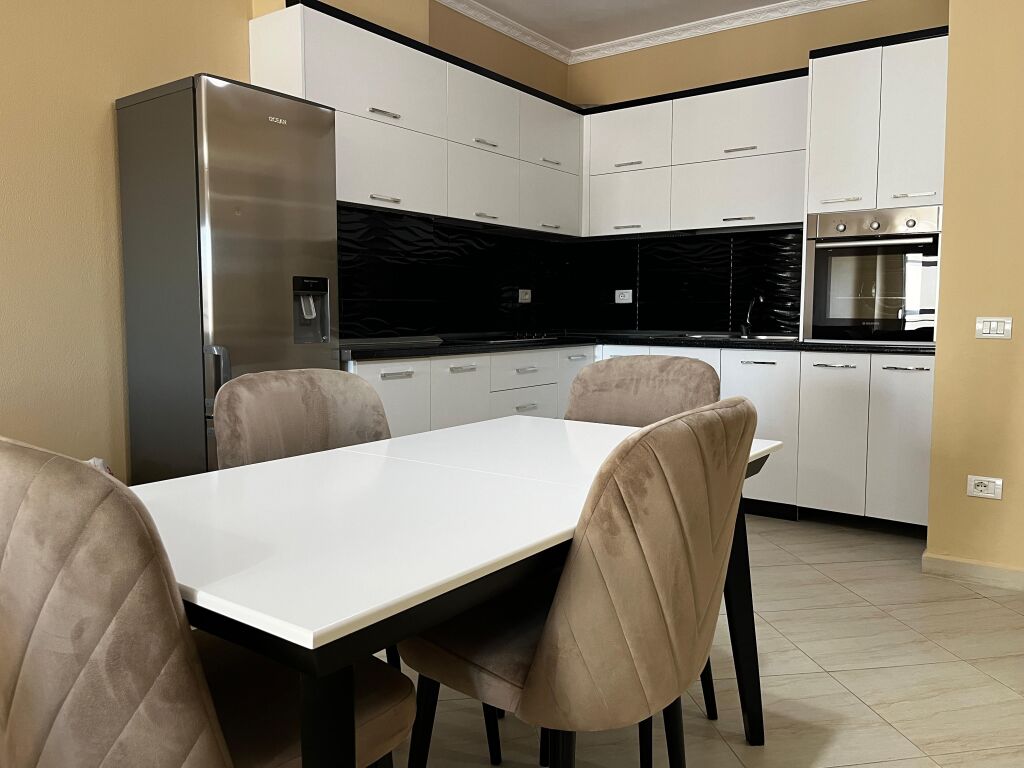 Per qira Apartament 2+1 perballe stacionit te Trenit-Jedas, Durres.