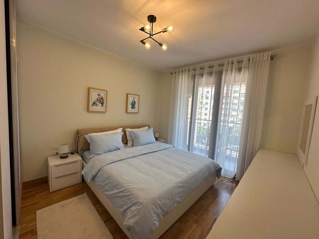 🏢Rruga e Barrikadave jepet me qera apartament,1+1+post parkimi,i mobiluar 120,000Leke (Bruto)
