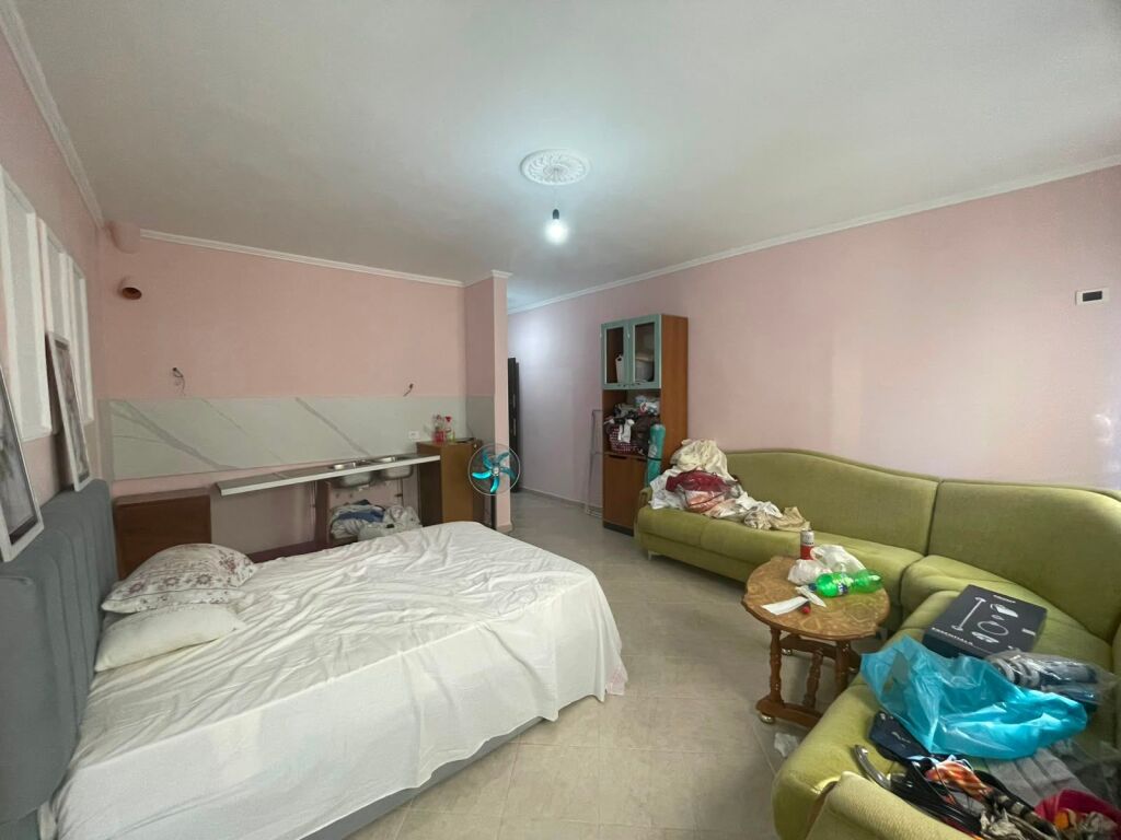Studio apartment for rent in Shkëmbin e Kavajës