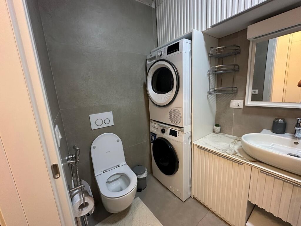🏢Rruga e Barrikadave jepet me qera apartament,1+1+post parkimi,i mobiluar 120,000Leke (Bruto)

