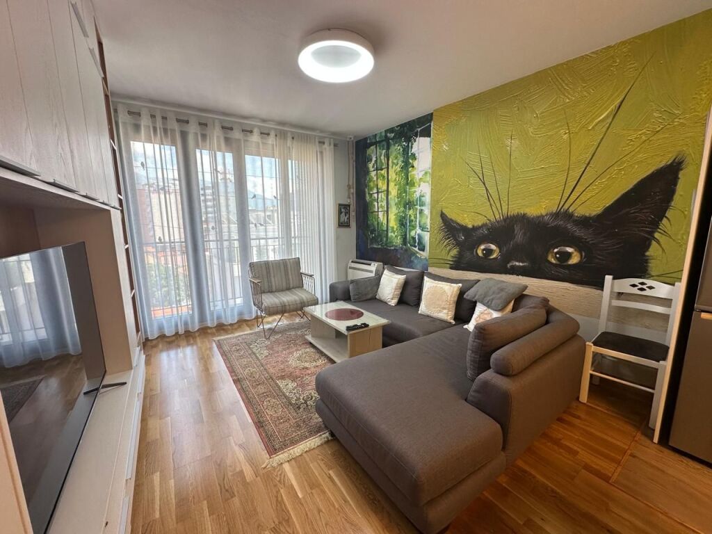 🏢Rruga e Barrikadave jepet me qera apartament,1+1+post parkimi,i mobiluar 120,000Leke (Bruto)
