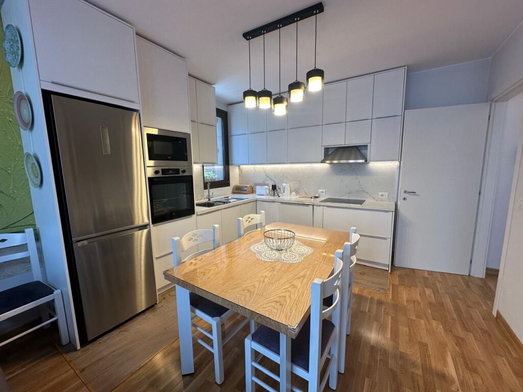 🏢Rruga e Barrikadave jepet me qera apartament,1+1+post parkimi,i mobiluar 120,000Leke (Bruto)
