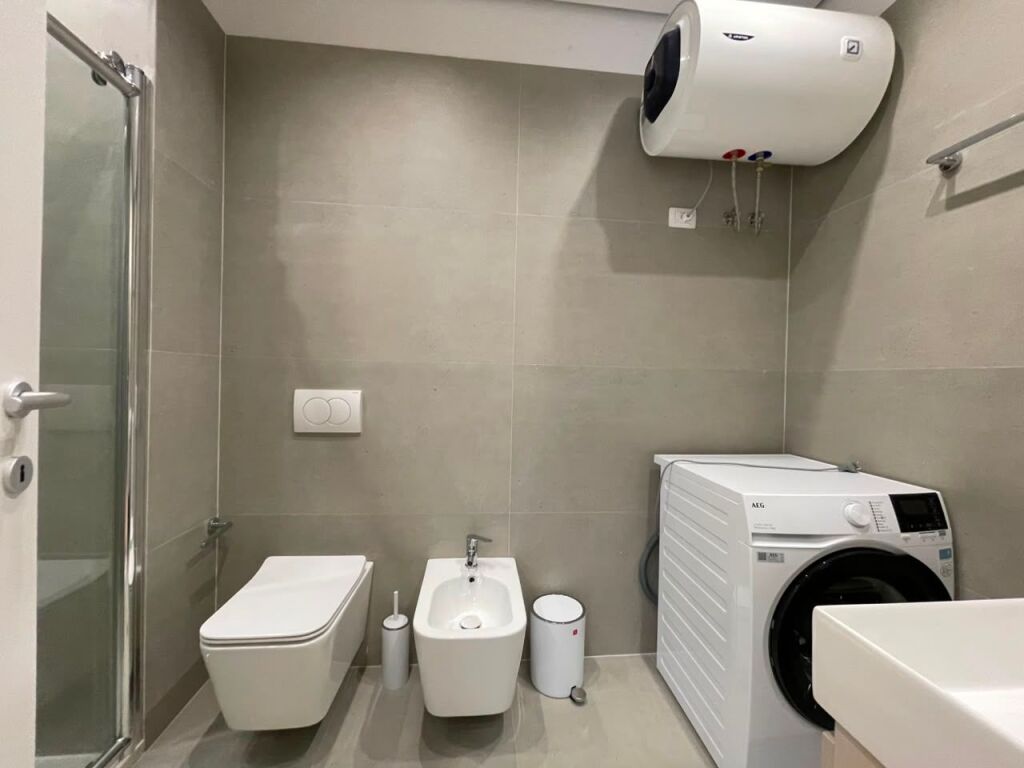 Apartament 2+1+Parking per qira tek Liqeni i Thate.