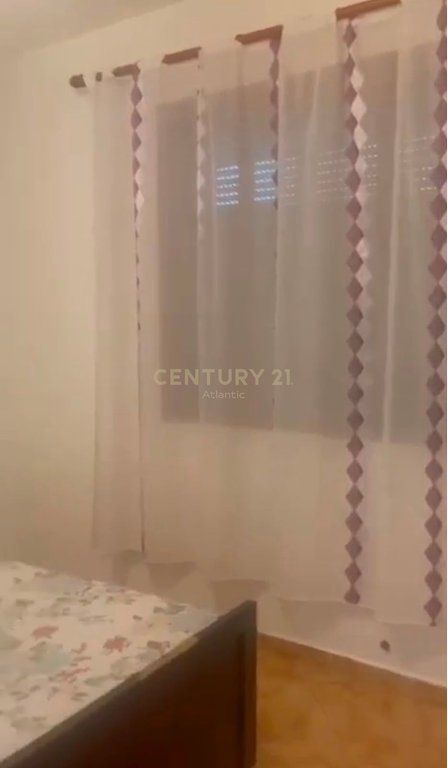 Jepet me qira afatgjatë kati i parë i një shtëpie private, i pozicionuar në Rrugën Kel Kodheli, në një zonë të qetë dhe të aksesueshme të Tiranë, me lidhje të mirë me rrugët kryesore të qytetit dhe pranë faciliteteve të nevojshme për jetesën e përditshme. Prona është e përshtatshme për banim familjar dhe për persona që kërkojnë qetësi, privatësi dhe komoditet. Detajet e pronës: Tipologjia: 2+1 Kati i parë i shtëpisë private Qira afatgjatë Ambient i qetë dhe familjar Akses i lehtë me transportin urban dhe shërbimet kryesore Për më shumë informacion ose për të organizuar një vizitë në pronë, ju lutemi të na kontaktoni.