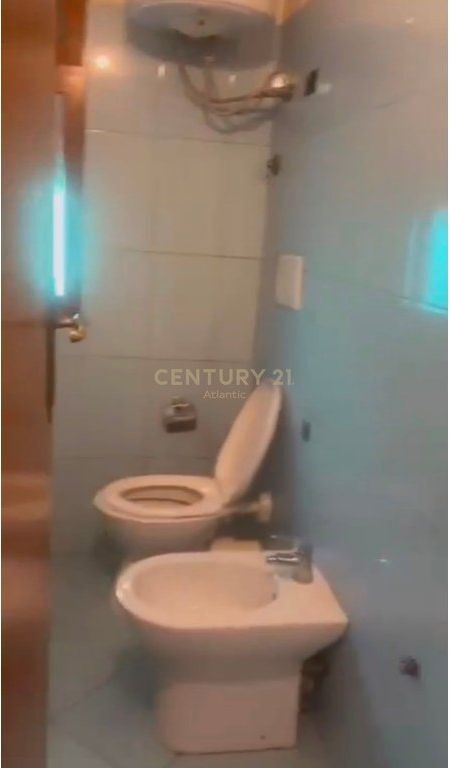 Jepet me qira afatgjatë kati i parë i një shtëpie private, i pozicionuar në Rrugën Kel Kodheli, në një zonë të qetë dhe të aksesueshme të Tiranë, me lidhje të mirë me rrugët kryesore të qytetit dhe pranë faciliteteve të nevojshme për jetesën e përditshme. Prona është e përshtatshme për banim familjar dhe për persona që kërkojnë qetësi, privatësi dhe komoditet. Detajet e pronës: Tipologjia: 2+1 Kati i parë i shtëpisë private Qira afatgjatë Ambient i qetë dhe familjar Akses i lehtë me transportin urban dhe shërbimet kryesore Për më shumë informacion ose për të organizuar një vizitë në pronë, ju lutemi të na kontaktoni.