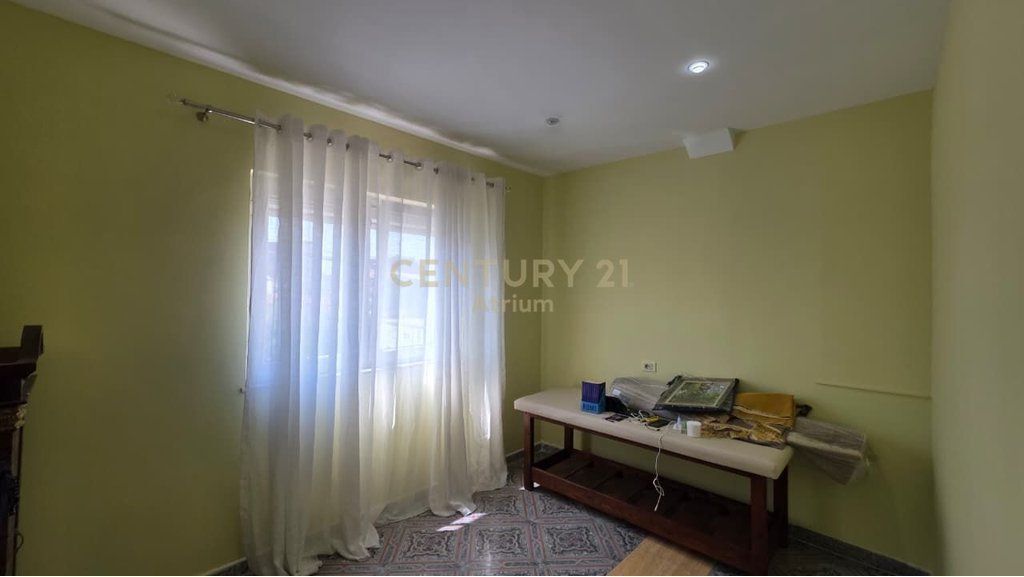 VILLA SU 3 PIANI IN AFFITTO A LAPRAKË – IDEALE PER ISTITUZIONI, CLINICHE E CENTRI EDUCATIVI!