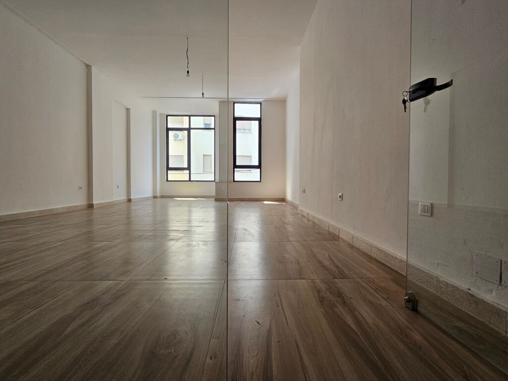 Ambient Zyre në Kompleksin "Donika Center", Rruga "Mine Peza"