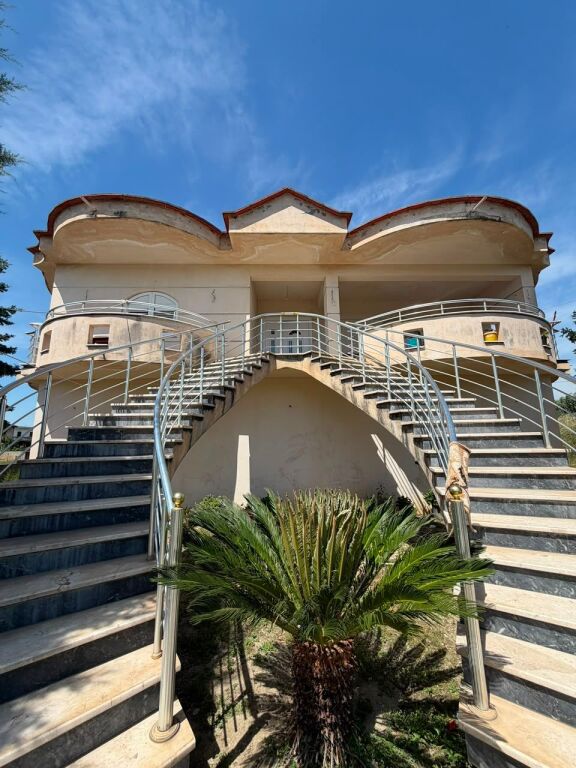 🏡✨ VILLA SU DUE PIANI IN VENDITA VICINO A UNIVERS CITY – OPPORTUNITÀ DI INVESTIMENTO RARA! ✨🏡