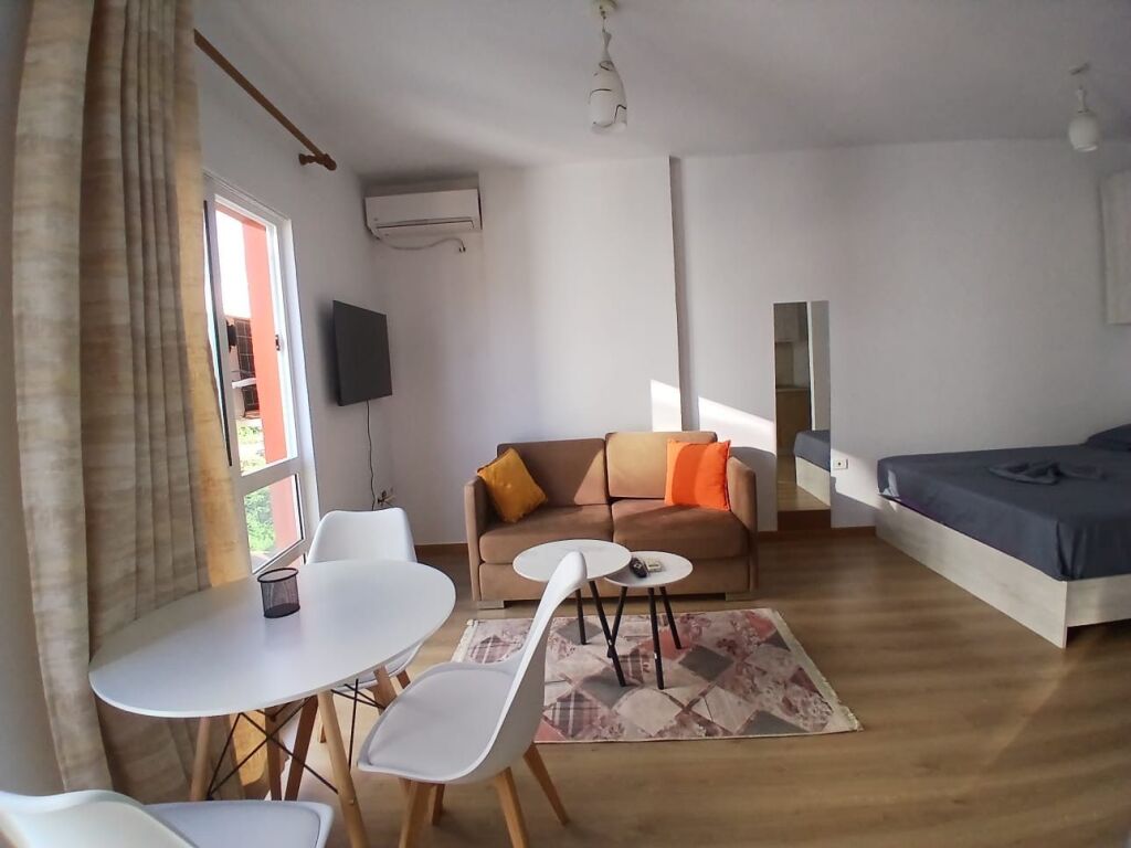 Gazoniere,pallat kat 7,rruge e dibres,370 mije leke