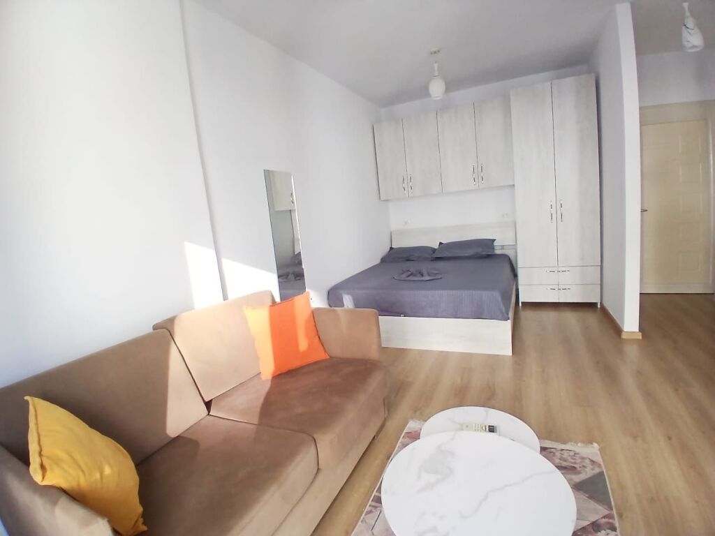 Gazoniere,pallat kat 7,rruge e dibres,370 mije leke