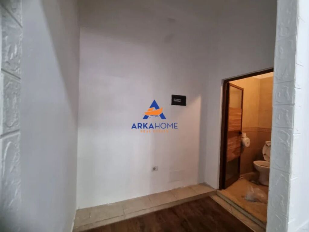LOCALE COMMERCIALE IN AFFITTO 50M2 "MYSLYM SHYRI" 60.000 LEKE