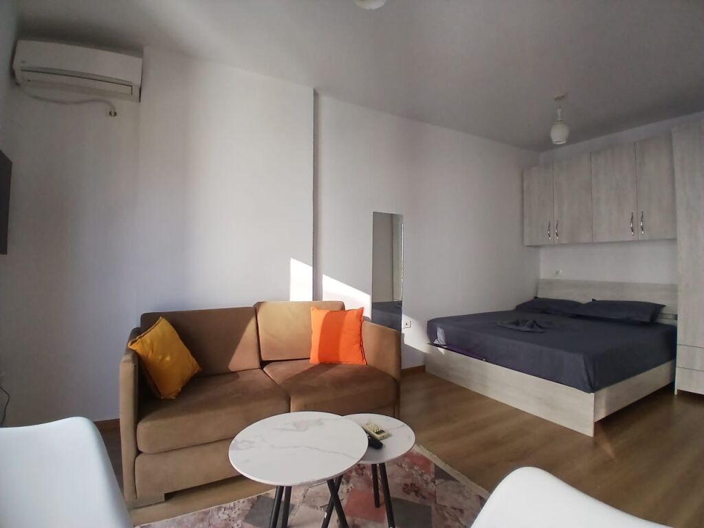 Gazoniere,pallat kat 7,rruge e dibres,370 mije leke