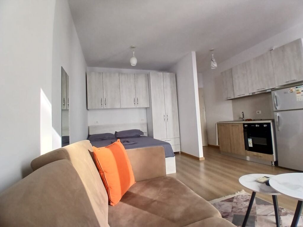 Gazoniere,pallat kat 7,rruge e dibres,370 mije leke