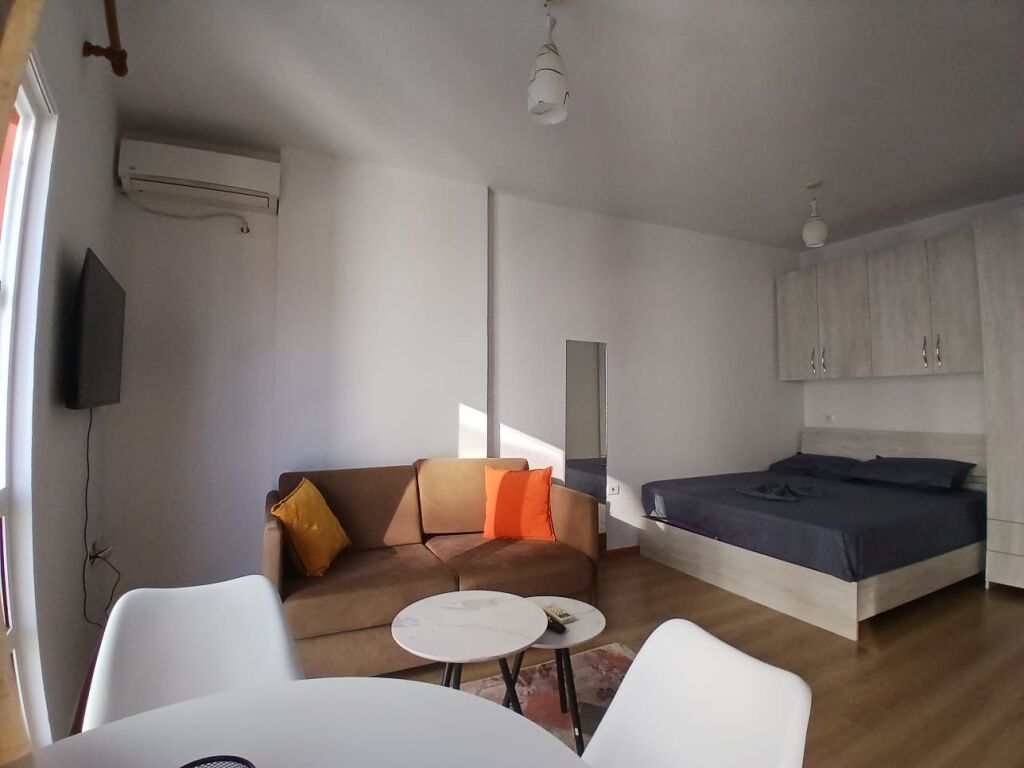 Gazoniere,pallat kat 7,rruge e dibres,370 mije leke