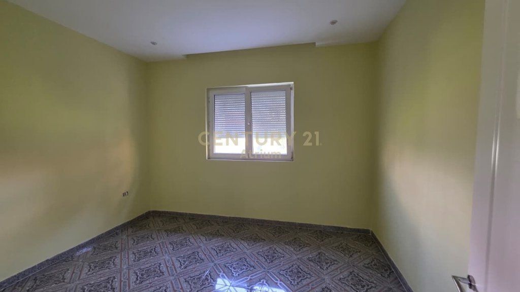 VILLA SU 3 PIANI IN AFFITTO A LAPRAKË – IDEALE PER ISTITUZIONI, CLINICHE E CENTRI EDUCATIVI!