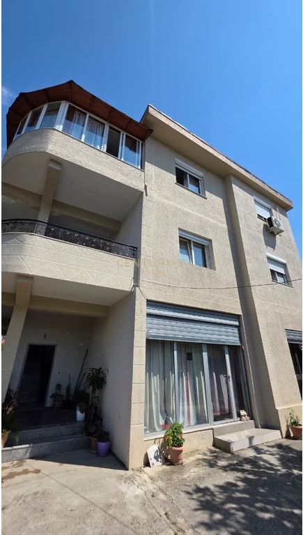 VILLA SU 3 PIANI IN AFFITTO A LAPRAKË – IDEALE PER ISTITUZIONI, CLINICHE E CENTRI EDUCATIVI! Atrium142741