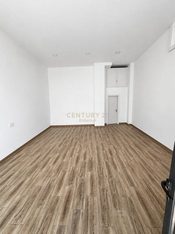 Pazari I RI - Jepet Me Qera Ambjent Komercial 57m2 Kati 0 Ndertim i 2025 Prane Shkolles Se Kuqe ENT142765