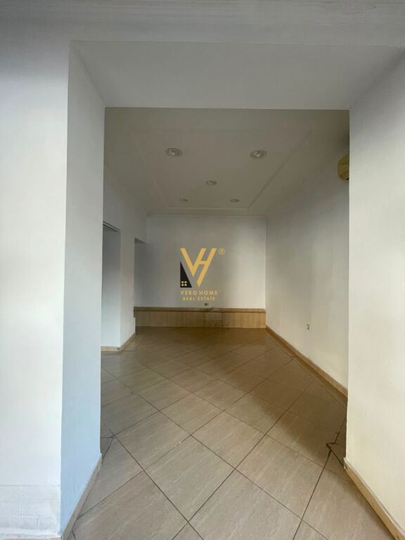 JEPET DYQAN 30 M2 ME QERA TE RR.HOXHA TAHSIM 40.000 LEKE
