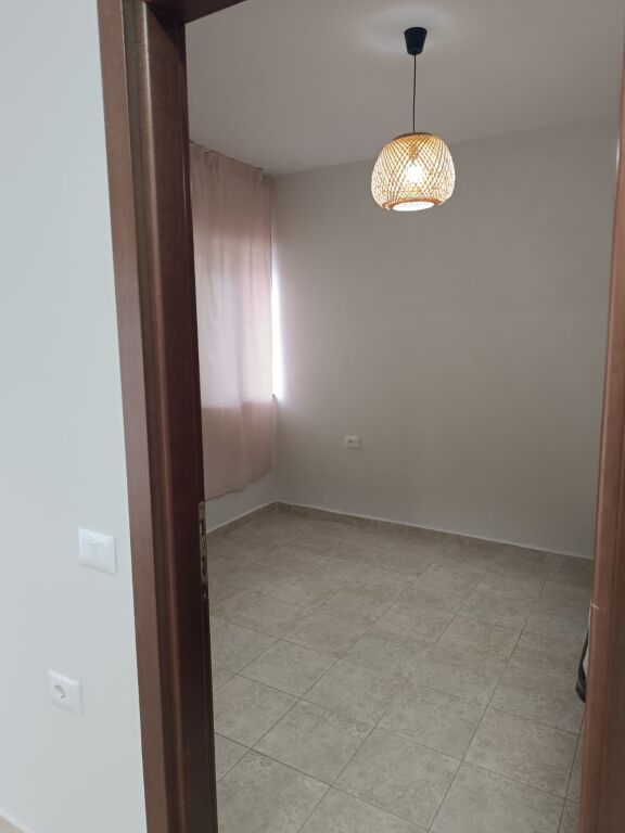 Jepet me qera Apartament/ Zyre 1+1 tek Ish Fusha Aviacionit / prane bar Votra