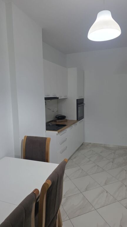 APARTAMENT 2+1 PËR QERA TE KOMPLEKSI TOM DOSHI (SHKOZË)