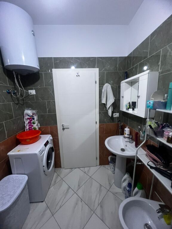 APARTAMENT 2+1 PËR QERA TE KOMPLEKSI TOM DOSHI (SHKOZË)