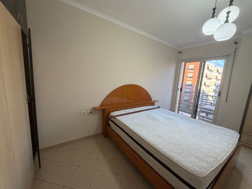 1+1, di fronte a Delijorgji, via Kavaja, 500 euro