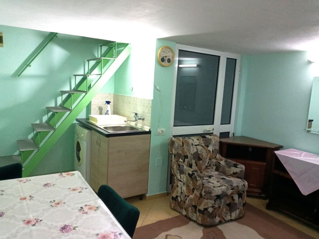 JEPET ME QERA APARTAMENT NE SHTEPI PRIVATE , 350 EURO , NE 21 DHJETOR