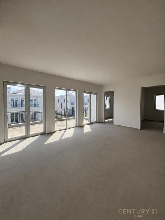 EXCLUSIVE VILLA FOR SALE WITH POOL, ROLLING HILLS 2       €1,200,000