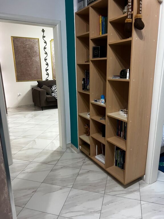 APARTAMENT 2+1 PËR QERA TE KOMPLEKSI TOM DOSHI (SHKOZË)