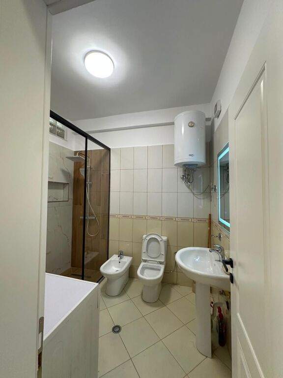🏡 Jepet me qira apartament 2+1  📍 Në krah të Kopshtit Zoologjik, pranë Supermarket Xhangolli.💰 Çmimi: 90,000 lekë të reja/muaj