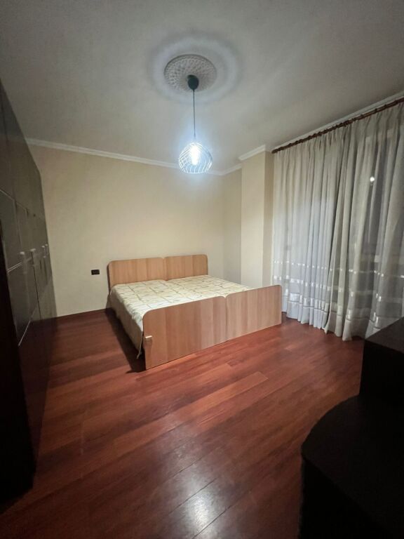Jepet me qera apartament 2+1 i mobiluar tek Ministria Jashteme
