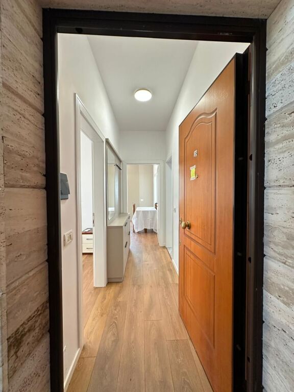 🏡 Jepet me qira apartament 2+1  📍 Në krah të Kopshtit Zoologjik, pranë Supermarket Xhangolli.💰 Çmimi: 90,000 lekë të reja/muaj