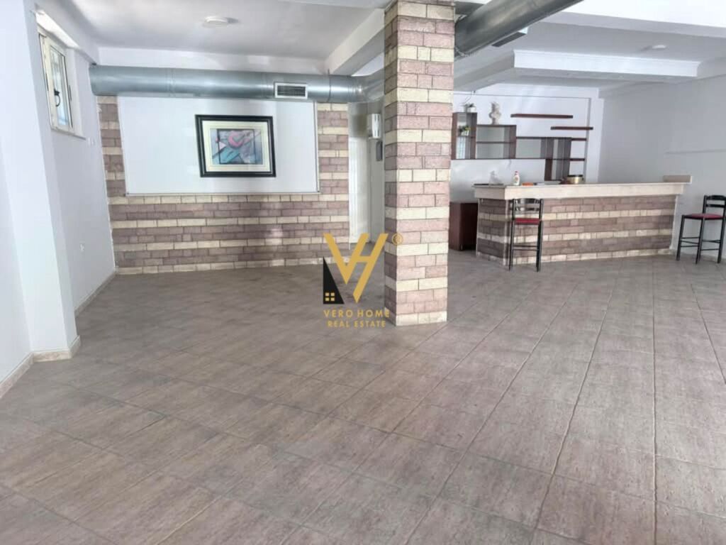 JEPET DYQAN 185 M2 ME QERA TE RRUGA E BURGUT 1.500 EURO