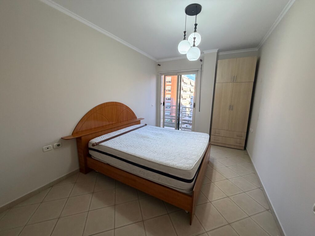 1+1, di fronte a Delijorgji, via Kavaja, 500 euro