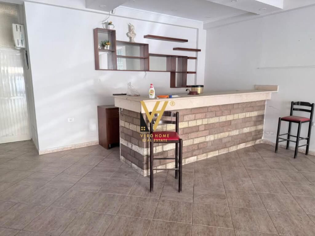 JEPET DYQAN 185 M2 ME QERA TE RRUGA E BURGUT 1.500 EURO