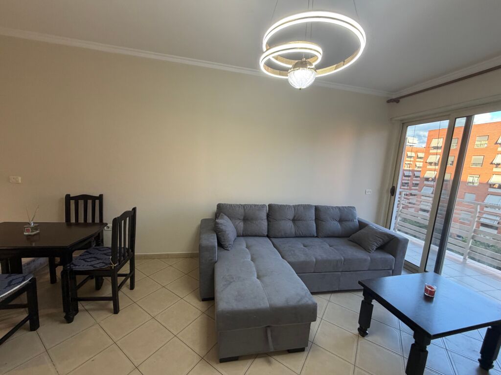 1+1, di fronte a Delijorgji, via Kavaja, 500 euro