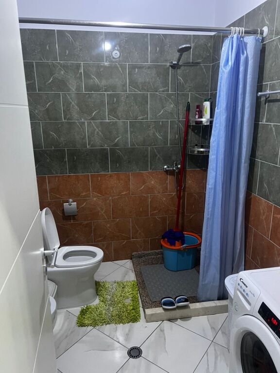APARTAMENT 2+1 PËR QERA TE KOMPLEKSI TOM DOSHI (SHKOZË)