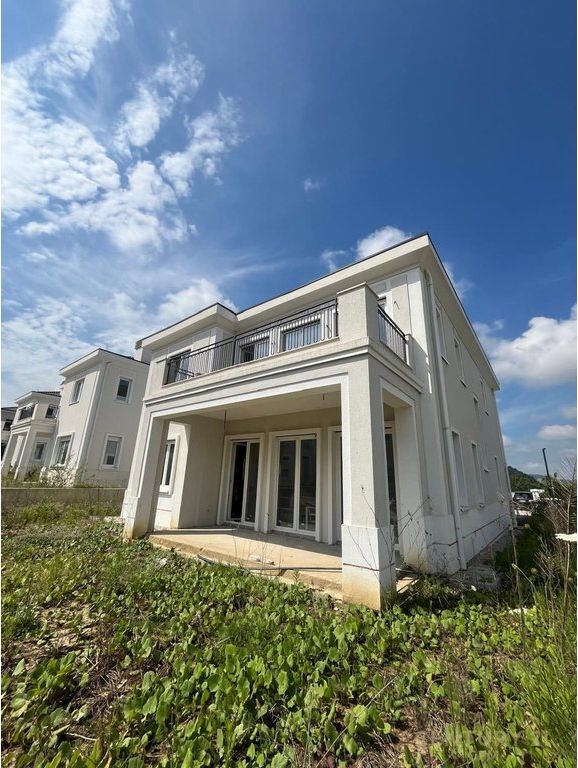EXCLUSIVE VILLA FOR SALE WITH POOL, ROLLING HILLS 2       €1,200,000