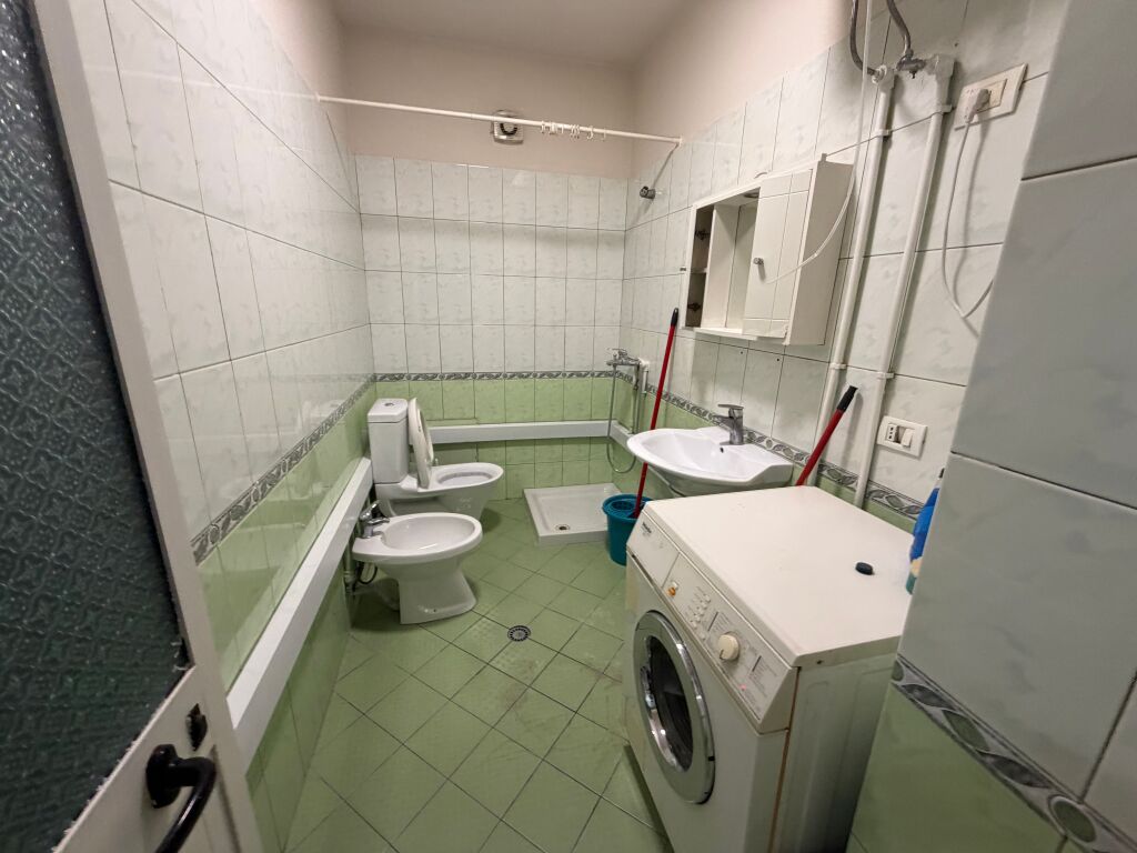 1+1, di fronte a Delijorgji, via Kavaja, 500 euro