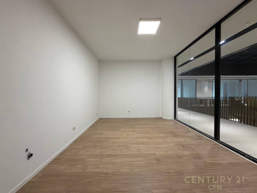 AMBIENT KOMERCIAL ME QIRA TEK GOLDEN TOWER RESIDENCE! 700 € /Muaj