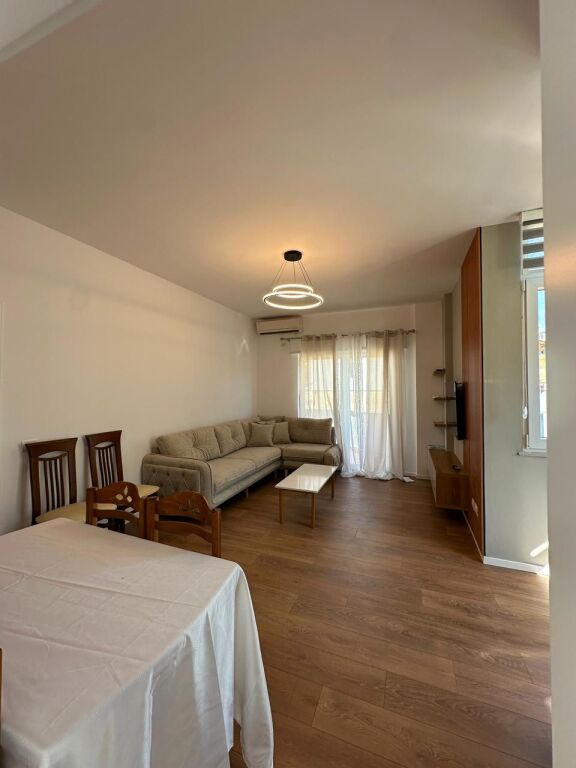 🏡 Jepet me qira apartament 2+1  📍 Në krah të Kopshtit Zoologjik, pranë Supermarket Xhangolli.💰 Çmimi: 90,000 lekë të reja/muaj