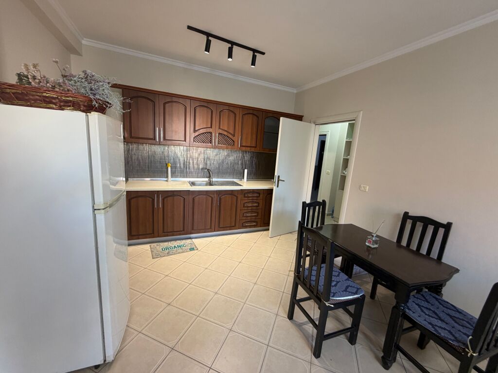 1+1, di fronte a Delijorgji, via Kavaja, 500 euro