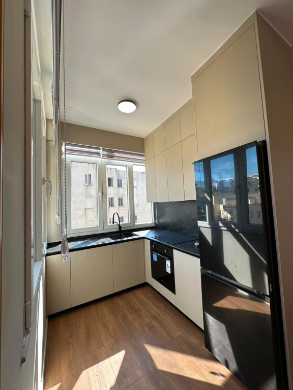 🏡 Jepet me qira apartament 2+1  📍 Në krah të Kopshtit Zoologjik, pranë Supermarket Xhangolli.💰 Çmimi: 90,000 lekë të reja/muaj