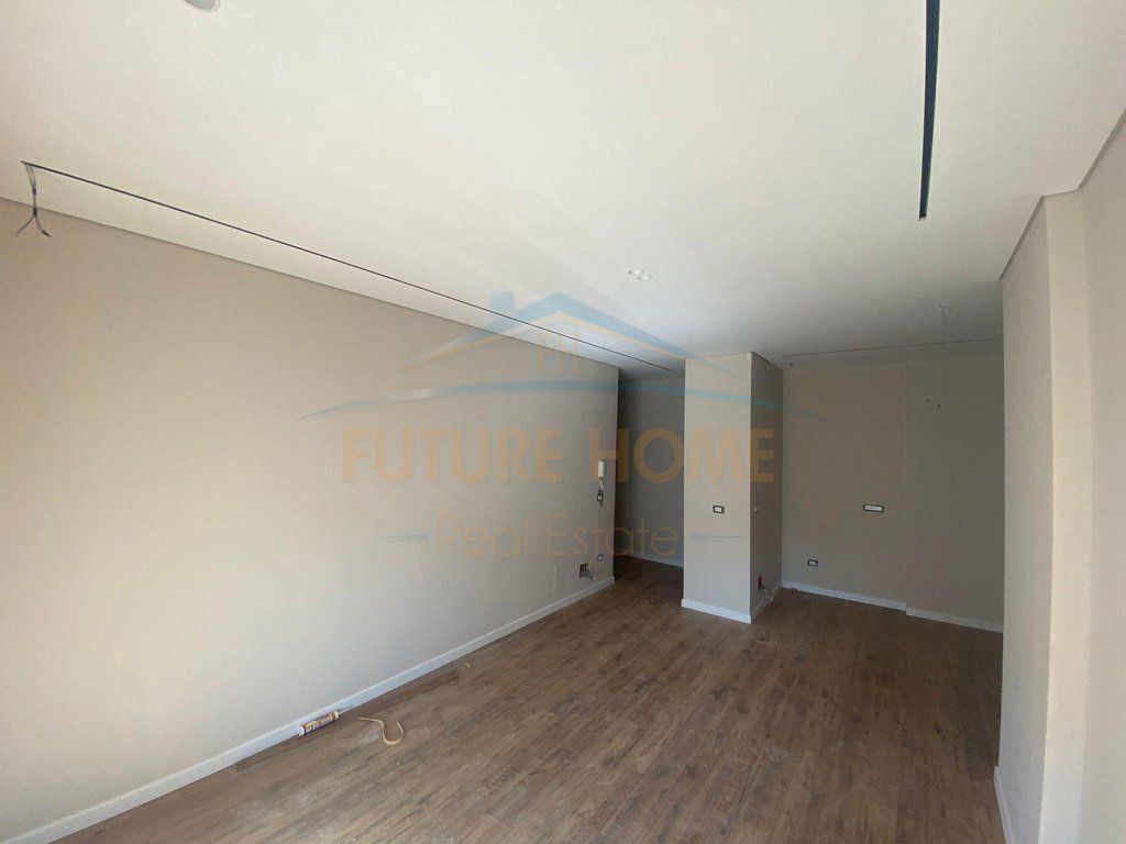 Shitet, Apartament 2+1, Rruga Karl Gega, Tiranë.
