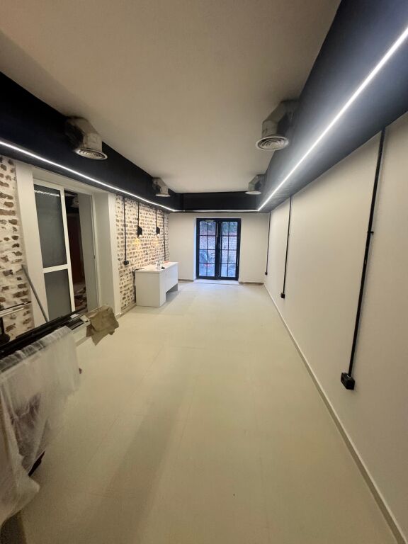 Locale commerciale di 100 m2 in affitto vicino alla Scuola Vasil Shanto